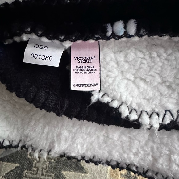 Beautiful Victoria’s Secret blanket - Picture 2 of 4